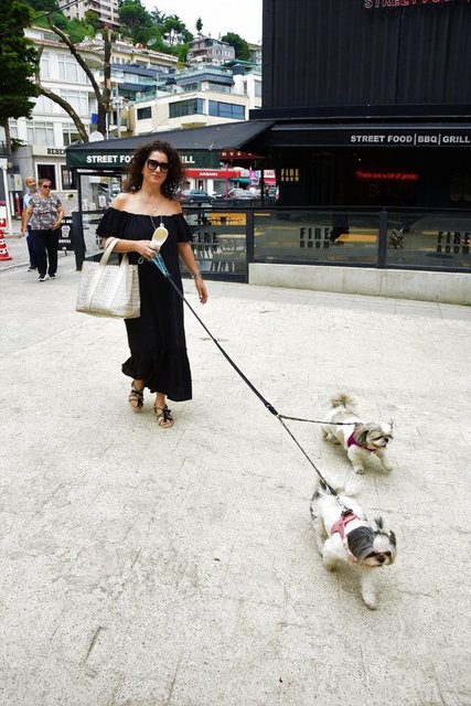 NAZLI KEÇİLİ BEBEK'TE KÖPEKLERİNİ GEZDİRDİ.