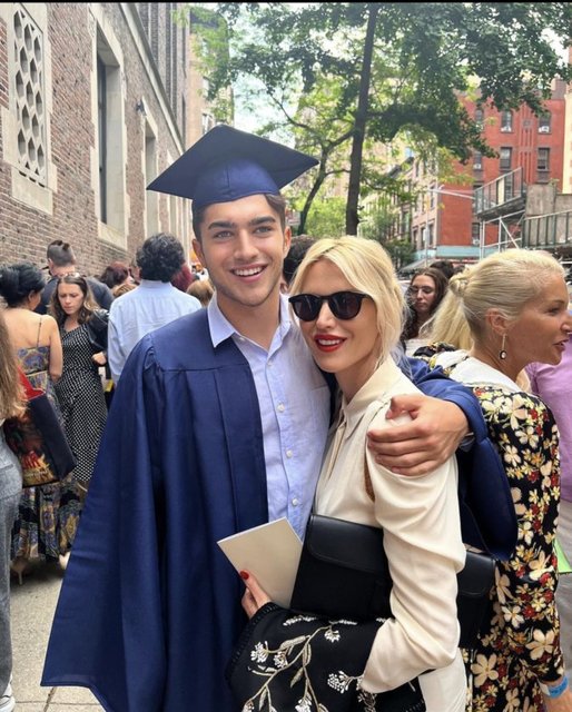 DERİN MERMERCİ YEĞENİ ALEXANDER'IN NEW YORK'TAKİ MEZUNİYET TÖRENİNE KATILDI.