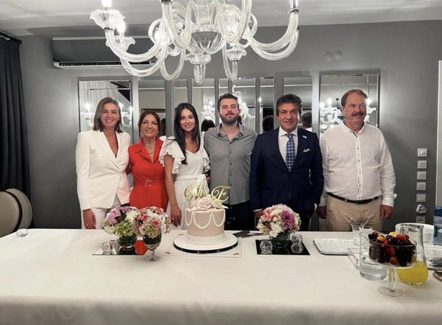 SÜLEYMAN VE AHU ORAKÇIOĞLU ÇİFTİNİN OĞULLARI EMİR ORAKÇIOĞLU DÜN AİLE ARASINDA DÜZENLENEN TÖRENLE NİŞANLANDI.