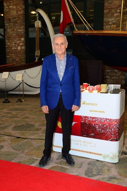SANATÇI DEVRİM ERBİL EĞİTİME KATKI SAĞLAMAK İÇİN MERKAYA ÖZEL BİR TASARIM HAZIRLADI.