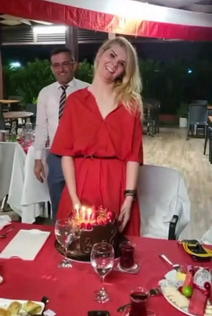 HANDE SEZER PEKCAN YENİ YAŞINI ÇALIŞMA ARKADAŞLARIYLA BİRLİKTE KUTLADI.