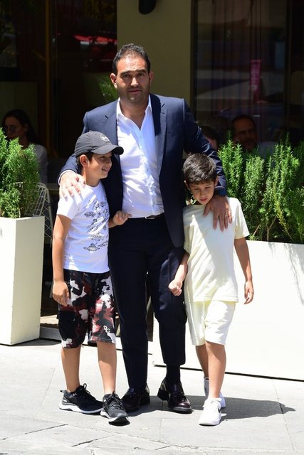 İŞ İNSANI KAZIM KÖSEOĞLU OĞULLARI MURAT VE HAKAN İLE BİRLİKTE BEBEK'TEYDİ.