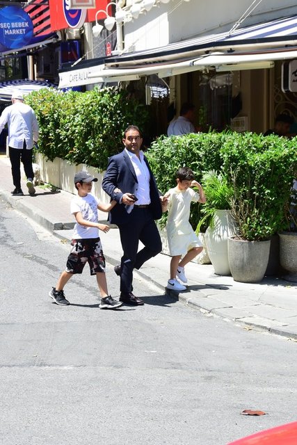 OĞULLARIYLA BİRLİKTE BİR MEKANDA YEMEK YİYEN KAZIM KÖSEOĞLU DAHA SONRA MEKANDAN AYRILDI.