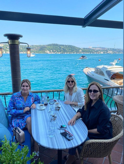 SUZAN, AYŞEGÜL VE İPEK TOPLUSOY YEMEKTE BİR ARAYA GELDİ.