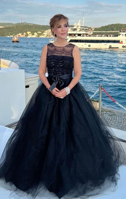FERYAL GÜLMAN SİYAH ŞIKLIĞIYLA GÖZ KAMAŞTIRDI.