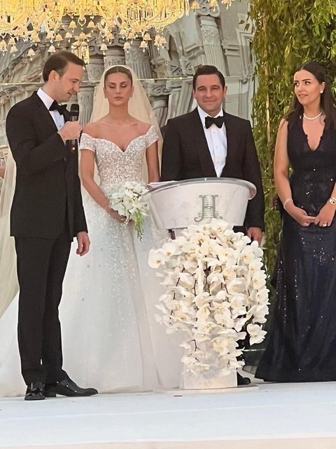 NAZLI VE HACI SABANCI'NIN SEMBOLİK NİKAH TÖRENİNDE ÇİFTİN ARKADAŞLARI SİNAN EKİNCİOĞLU KONUŞMA YAPTI.