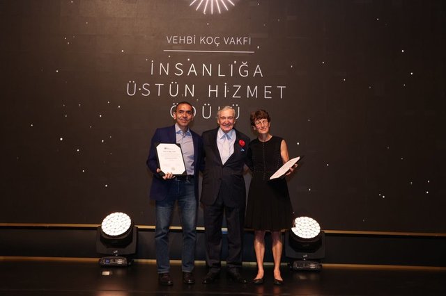 KOÇ HOLDİNG ŞEREF BAŞKANI VE KOÇ ÜNİVERSİTESİ MÜTEVELLİ HEYETİ ONURSAL BAŞKANI RAHMİ KOÇ PROFESÖRLERE ŞEREF DOKTORASI DİPLOMALARINI TAKDİM ETTİ.