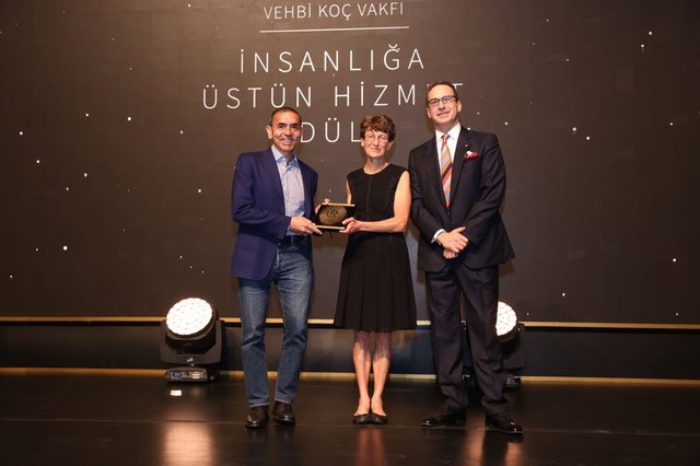 PROF. DR. UĞUR ŞAHİN, PROF. DR. ÖZLEM TÜRECİ, KOÇ HOLDİNG YÖNETİM KURULU BAŞKANI ÖMER KOÇ