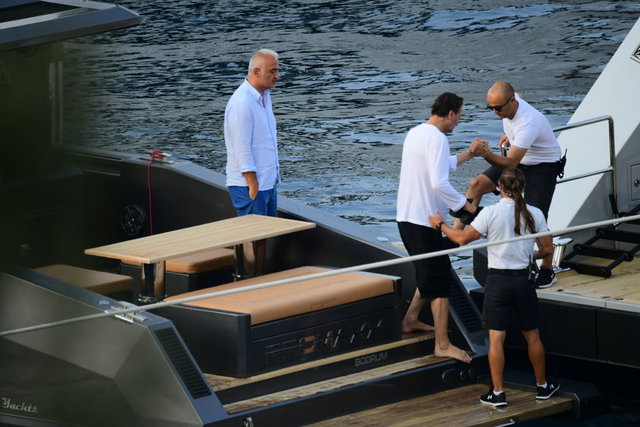 TEKNEDE DOSTUNU AĞIRLAYAN BAKAN MEHMET NURİ ERSOY, DAHA SONRA ARKADAŞINI BAŞKA BİR TEKNEYLE YOLCU ETTİ.
