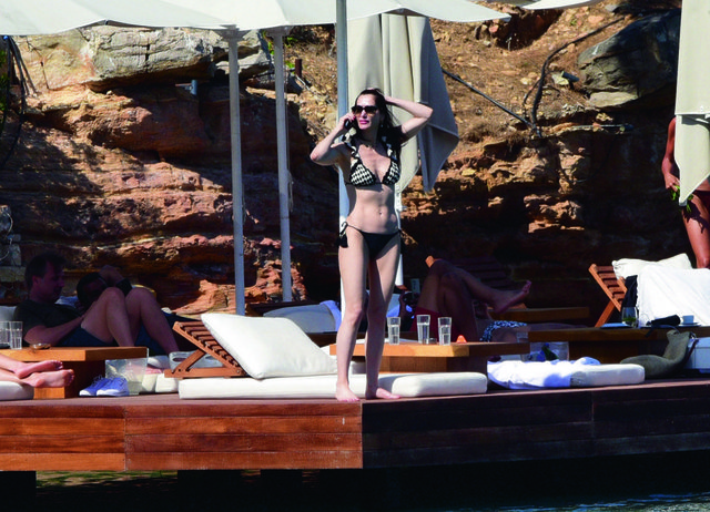 ŞİRİN YALÇIN BODRUM'DA DENİZE GİRDİ.