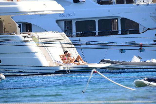 ERKUT SOYAK, AYŞE SAN'LA SEZONUN YORGUNLUĞUNU BODRUM'DA ATIYOR