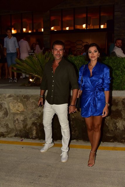 İZZET ANTEBİ, BODRUM'DA YENİ AŞKI TUVANA TÜRKAY'LA BİR DAVETE KATILDI