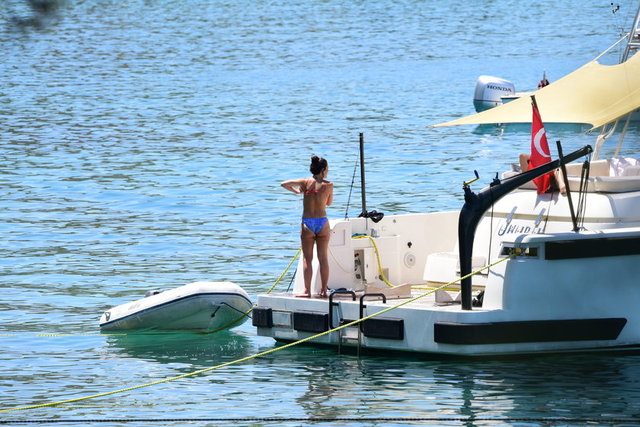 SIK SIK DENİZE GİREN BOYNER KARDEŞLER, BODRUM SICAĞINDA SERİNLEDİ