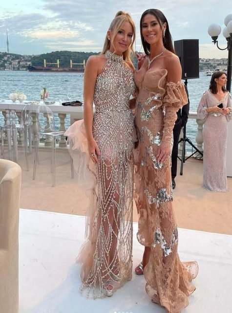 YASEMİN TACİROĞLU İLE ECEM GOCAY, ÜNLÜ MODACI NEDRET TACİROĞLU İMZALI KIYAFETLERİYLE POZ VERDİ