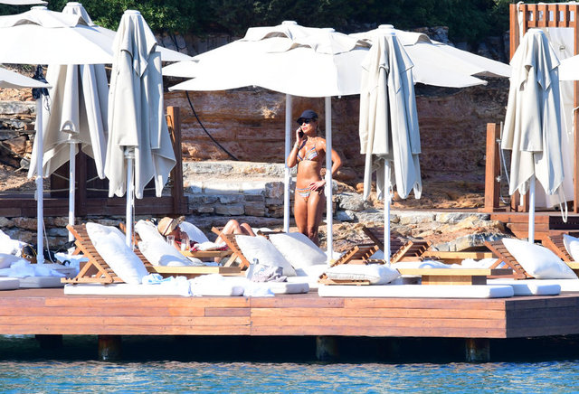 MELİS ÇİFTÇİ BODRUM'DA KIZIYLA BİRLİKTE TATİL YAPTI.