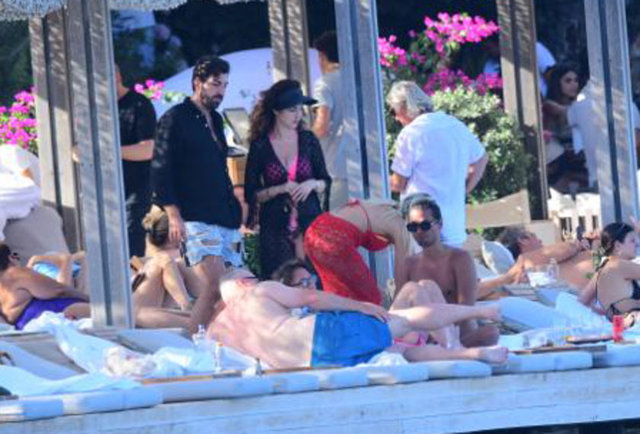 HARİKA GÜRAL BODRUM'DA TATİL YAPARKEN OBJEKTİFLERE YANSIDI.