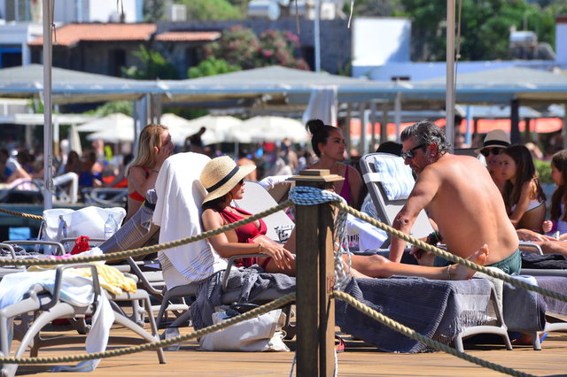 İZZET ANTEBİ VE TUVANA TÜRKAY BODRUM'DA BİRLİKTE TATİL YAPARKEN OBJEKTİFLERE YANSIDI.