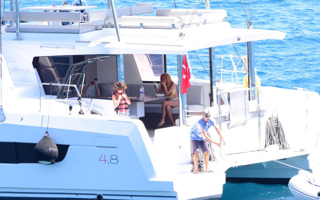 ETEL BALER OĞLUYLA BİRLİKTE BODRUM'DA DEMİRLİ TEKNEDE TATİL YAPIYOR.