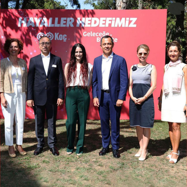 KOÇ HOLDİNG YÖNETİM KURULU ÜYESİ İPEK KIRAÇ, KOÇ TOPLULUĞUNUN BAŞLATTIĞI SEFERBERLİĞE KATILARAK ANLAMLI ETKİNLİĞE EV SAHİPLİĞİ YAPTI.