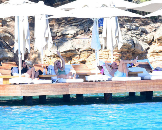 İŞ İNSANI İZZET GARİH EŞİ ROKSİ GARİH'LE BODRUM'DA OBJEKTİFLERE YANSIDI.