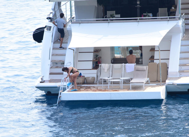 EMİNE KAMIŞLI BODRUM CENNET KOYU'NDA DEMİRLİ TEKNEDE TATİL YAPIYOR.