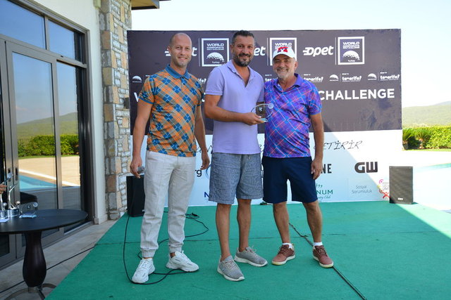 BLOOMBERG HT'NİN ANA SPONSORLUĞUNU ÜSTLENDİĞİ GOLF ETKİNLİĞİNDE EREN UYAR VE YAVUZ ÜNGÖR HT KULÜP İSTİHBARAT ŞEFİ HAKAN YAĞCI'YA BLOOMBERG HT'NİN ÖDÜLÜNÜ TAKDİM ETTİ.