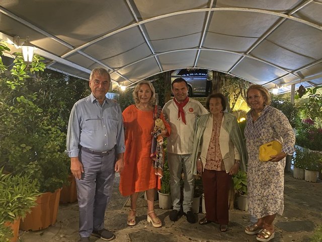SEMAHAT ARSEL, ÇİĞDEM SİMAVİ VE ASLAN NURİ MESERATÇİOĞLU BODRUM'DA YEMEK YEDİLER.