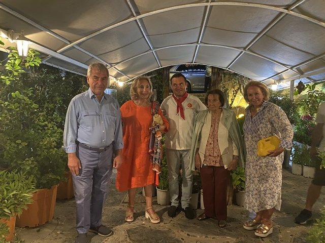 SEMAHAT ARSEL, ÇİĞDEM SİMAVİ VE ASLAN NURİ MESERATÇİOĞLU BODRUM'DA YEMEK YEDİLER.