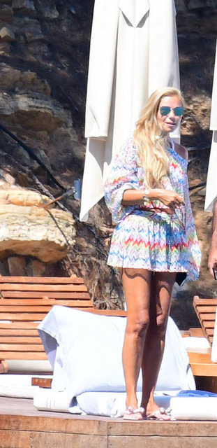 KENDİNE HAS GİYİM TARZI OLAN EMEL AYAYDIN'IN ROMANTİK TERCİHLERİ BODRUM PLAJLARINA DA YANSIYOR
