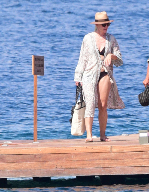 ARZU ATABURT, İSTANBUL DAVETLERİNDEKİ TARZINI BODRUM PLAJLARINDAKİ KOMBİNLERİNE DE YANSITIYOR