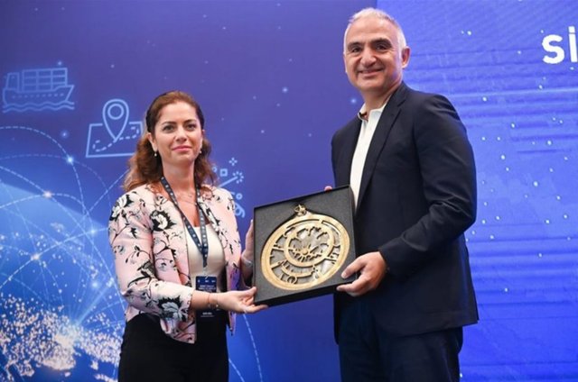 KÜLTÜR VE TURİZM BAKANI MEHMET NURİ ERSOY, HEDİYE GÜRAL GÜR