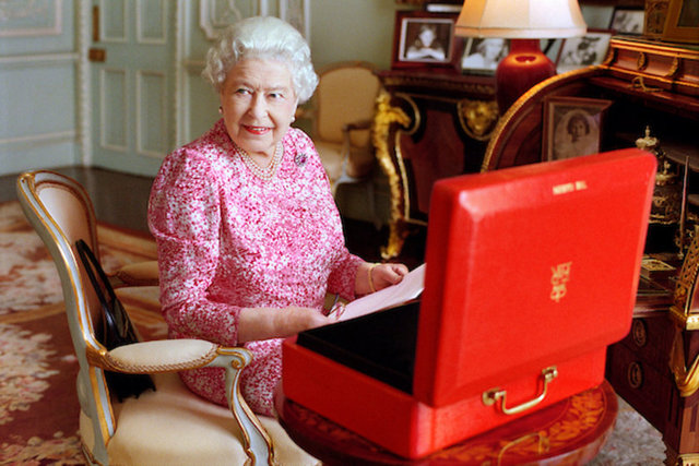 KRALİÇE ELIZABETH