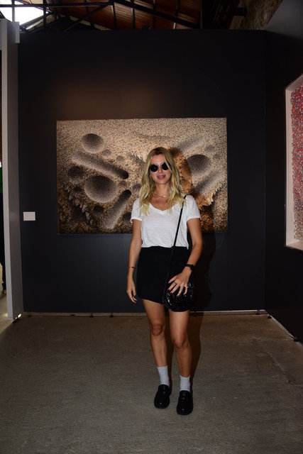 DAVETTE ESERLERİ İNCELEYEN PINAR SABANCI CONTEMPORARY İSTANBUL İÇİN HEYECANLADIĞINI SÖYLEDİ.