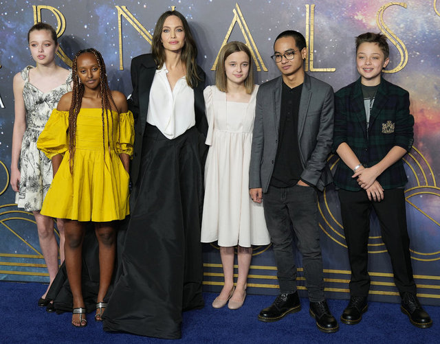 SHILOH JOLIE PITT, ZAHARA JOLIE PITT, ANGELINA JOLIE, VIVIENNE JOLIE PITT, MADDOX JOLIE PITT, KNOX JOLIE PITT -  