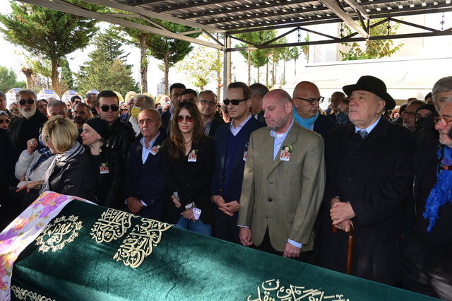 KOÇ HOLDİNG YÖNETİM KURULU BAŞKANI ÖMER KOÇ VE NEVBAHAR KOÇ, CENAZE TÖRENİNDE BİLLUR KALKAVAN'IN AĞABEYİ RIZA KALKAVAN'A TAZİYELERİNİ İLETTİLER.