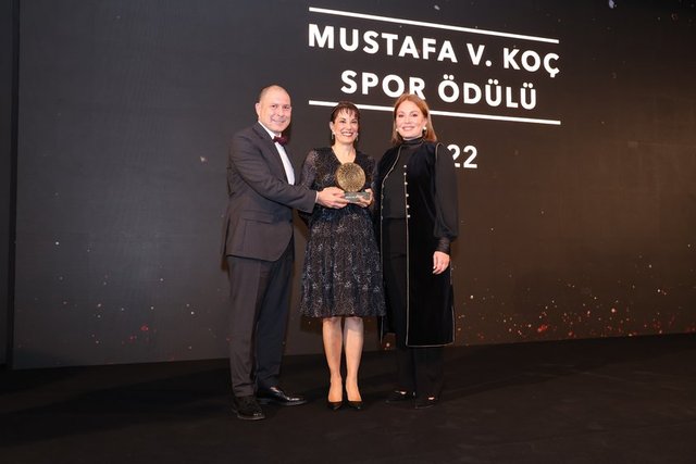 CAROLINE KOÇ, MUSTAFA KOÇ SPOR ÖDÜLÜ'NÜ ADIM ADIM OLUŞUMU ADINA ITIR ERHART VE İ. RENAY ONUR'A VERDİ. -  