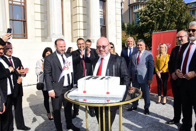 DÜZENLENEN BASIN TOPLANTISINDA JOLLY YÖNETİM KURULU BAŞKANI METE VARDAR'IN DOĞUM GÜNÜ KUTLANDI.