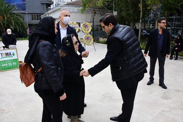 DİLEK SABANCI, CENAZE TÖRENİNE KATILARAK GÖKÇE ATUK'A BAŞSAĞLIĞI VERDİ.