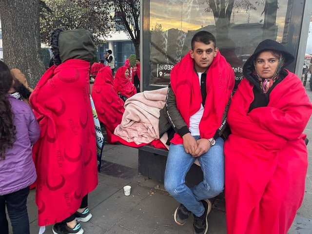 Düzce'nin Gölyaka ilçesinde meydana gelen 5,9 büyüklüğündeki depremin ardından vatandaşlar endişeyle dışarı çıktı. -  