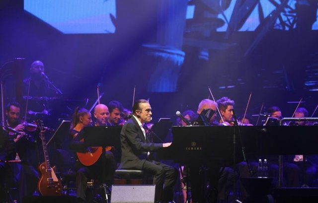 GECEDE FAHİR ATAKOĞLU DA KONSER VERDİ