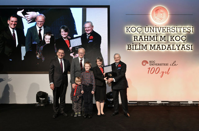 PROF. DR. UMRAN İNAN, PROF. DR. BİLGE YILDIZ, KOÇ ÜNİVERSİTESİ ONURSAL BAŞKANI RAHMİ KOÇ