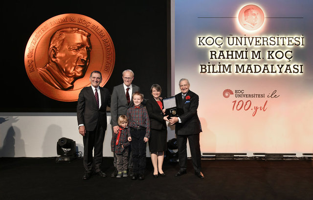PROF. DR. UMRAN İNAN, PROF. DR. BİLGE YILDIZ, KOÇ ÜNİVERSİTESİ ONURSAL BAŞKANI RAHMİ KOÇ