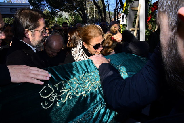 RASİM ÖZKANCA'NIN EŞİ SUNA ÖZKANCA CENAZE TÖRENİNDE GÖZ YAŞLARINA BOĞULDU.