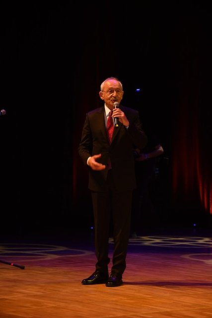 CHP GENEL BAŞKANI KEMAL KILIÇDAROĞLU MÜJDAT GEZEN'İN 70. SANAT YILINI DAVETTE SAHNEYE ÇIKARAK KUTLADI.