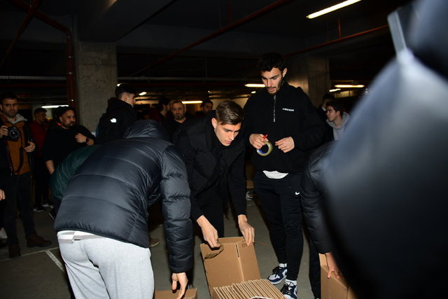 DEPREMZEDELER İÇİN HAZIRLANAN KOLİLER GS'Lİ TARAFTARLAR TARAFINDAN BÖYLE PAKETLENDİ