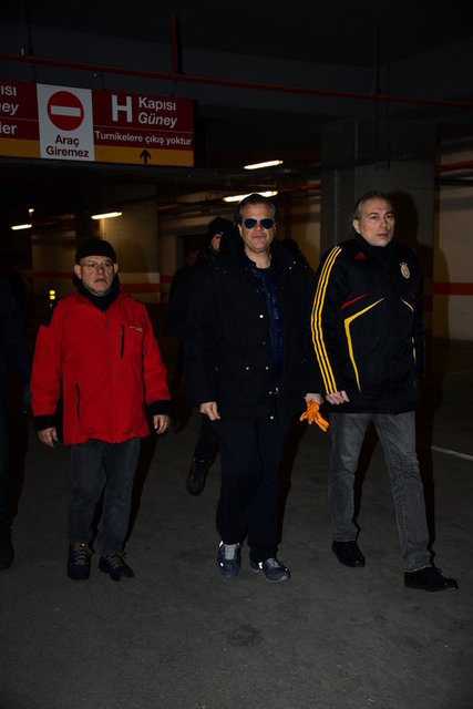 ALP TAŞKENT, GS'Lİ TARAFTARLARIN YANINDA OLARAK DEPREMZEDELER İÇİN HAZIRLANAN YARDIM KOLİLERİNİ ORGANİZE ETTİ.