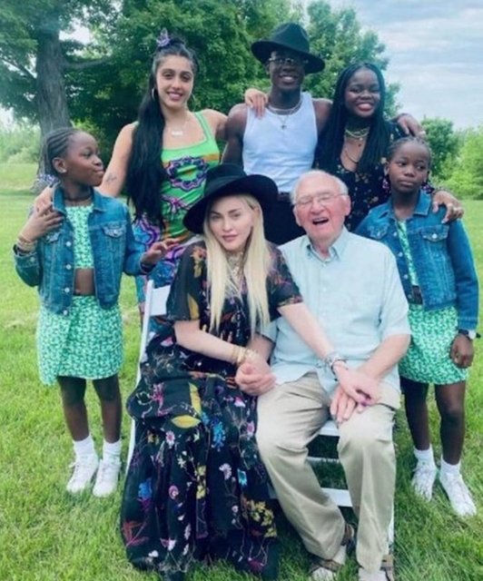 MADONNA VE AİLESİ