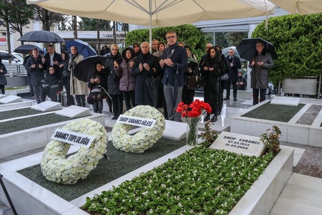 MERHUM SAKIP SABANCI, KABRİ BAŞINDA DUALARLA ANILDI