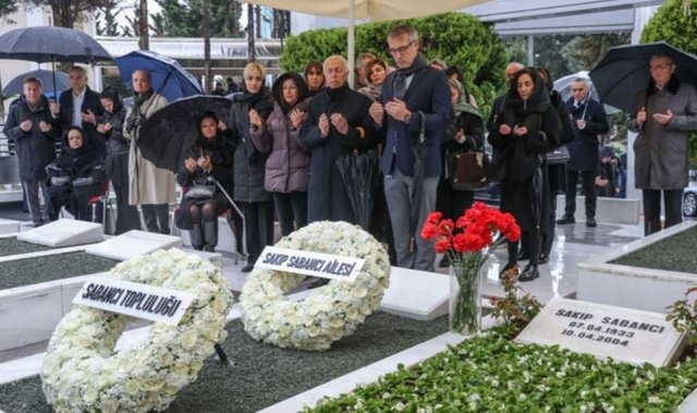 SAKIP SABANCI'YI ANMA TÖRENİNE KIZLARI DİLEK VE SEVİL  SABANCI, TORUNU MELİSA TAPAN DA KATILDI. AYRICA MODACI ATIL KUTOĞLU DA TÖRENDEYDİ.