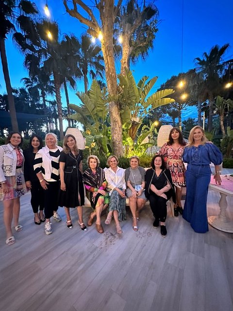 FERYAL GÜLMAN, NEŞE GÖNÜL,  EMİNE ÖZİLHAN, SAMRA TÜMAY, REYHAN İPEKEL, MONİK İPEKEL, YASMİN GÜLMAN, NEŞE GÖNÜL